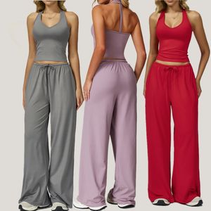 Ensemble de yoga 2 pièces personnalisé avec logo pour femme : haut court évidé et legging pour Pilates, fitness et course à pied - Product Image 1