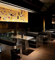 Projet de mobilier de bar commercial sur mesure : chaises et tables en cuir avec structure en acier inoxydable pour hôtel et pub