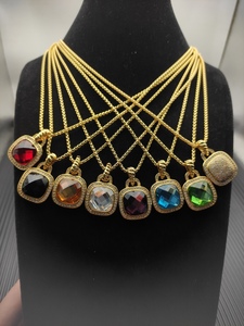 Collar de Lujo con Colgante de Zirconia Chapado en Oro de 14k, Cadena Figaro, Diseño Geométrico Clásico Vintage, Regalo Ideal - Product Image 3