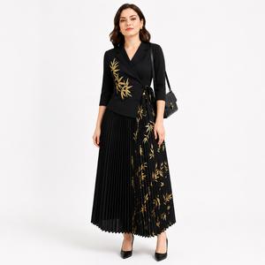 Elegantes Designer-Set im Miyake-Stil: Wickelblazer mit gekerbtem Kragen und plissiertem Rock mit Goldprint-Patchwork - Product Image 4