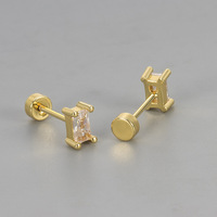Pendientes de tuerca de cobre con circonita de corte rectangular de cuatro garras y parte trasera plana, ideales para dormir, que transmiten un estilo elegante y sofisticado.