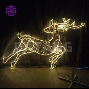 Figurines lumineuses en forme de cerf qui égayent une scène de Noël paisible sur les pelouses d'hôtels, les places publiques et les sites d'événements saisonniers - Product Image 4