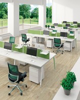 Poste de travail modulaire haute densité avec gestion intégrée des câbles et armoire de rangement pour projets de grande envergure