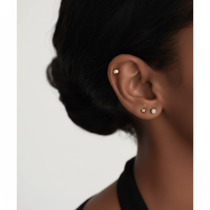 Boucles d'oreilles clous en diamant de laboratoire taille émeraude, bijoux de luxe en diamant - Product Image 1