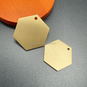 Необработанный шестиугольник формы латунь кулон штампованный латунный орнамент - Product Image 1