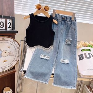 Ensemble chic coréen été 2026 pour filles : débardeur à pompons et pantalon en jean déchiré – Ensemble deux pièces pour enfants - Product Image 3