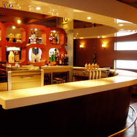 Comptoir de bar de restaurant exclusif sur mesure de luxe pour la maison, design moderne, surface solide noire carrée en bois