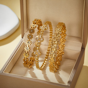 Bracciale da Donna in Acciaio Inossidabile Placcato Oro con Catena a Perline a Forma di Margherita e Trifoglio, Gioielli alla Moda Impilabili - Product Image 1