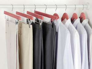 Cintres en <span class=keywords><strong>bois</strong></span> <span class=keywords><strong>de</strong></span> cèdre rouge américain personnalisés, lot <span class=keywords><strong>de</strong></span> 30 - Product Image 2