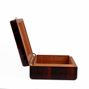 Humidor de Cigarros de Madera Maciza Premium Personalizado con Higrómetro y Revestimiento de Madera - Acabado de Alto Brillo, Asa y Bisagras Metálicas para 25-50 Cigarros - Product Image 6