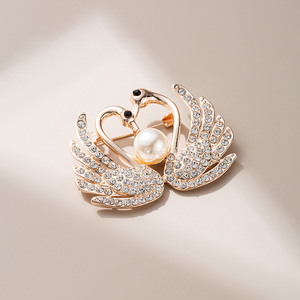 Broche feminino seda cachecol fivela liga corsage capaz temperamento versátil pérola strass broche para mochilas sacos jaquetas - Product Image 3