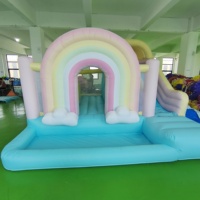 Château gonflable couleur macaron avec design arc-en-ciel, maison de rebond gonflable pour enfants dans la cour