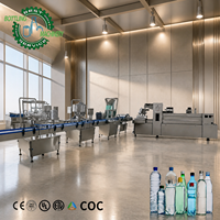 Ligne de production de remplissage d'eau 2000BPH à fonctionnement simplifié avec conception de remplissage, bouchage et étiquetage automatiques pour usine d'eau pure