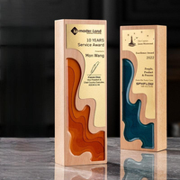 Trophée mural en bois massif Montagne et Rivière 2025 – Plaque personnalisée gravée – Trophée en cristal