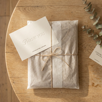 Tarjetas de agradecimiento personalizadas para ropa, color crema marfil, plegables, con impresión minimalista en serifo, inserto de marca, consejos de cuidado y código QR para boutiques de ropa.
