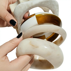 Bracelet en résine fait main, forme ronde, bijoux artistiques de mode, objets de collection, blanc avec accents bruns - Product Image 1