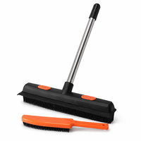 Brosse à poils d'animaux, raclette en caoutchouc pour tapis, vente en gros, râteau à poils de chat et de chien avec manche long de 125 cm, mini brosse anti-peluches, logo personnalisé