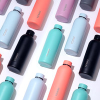 Yeway revêtement en caoutchouc bouteille d'eau bouteille d'eau en acier inoxydable sous vide 500ml gobelet personnalisé boisson bouteilles thermos avec couvercle