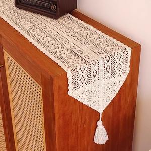 Chemin de table ajouré rétro en coton blanc style vintage avec pompons pour la décoration du salon et de la salle à manger - Product Image 5