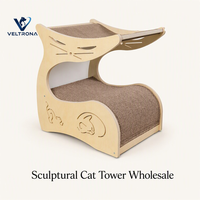 Tour pour chat sculpturale avec structure en contreplaqué, découpes en forme de silhouette de chat, plateforme moquettée, mobilier d'intérieur, vente en gros