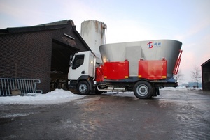 Mezcladora de Alimentos TMR Homologada para Carretera con Motor Diésel de Marca para una Alimentación Eficiente - Product Image 4
