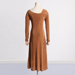 OUDINA Nuovo <span class=keywords><strong>Abito</strong></span> Lungo Elegante con <span class=keywords><strong>Spalle</strong></span> <span class=keywords><strong>Scoperte</strong></span>, Vestito da Donna Plissettato con Design Irregolare <span class=keywords><strong>in</strong></span> <span class=keywords><strong>Maglia</strong></span> Elasticizzata - Product Image 4