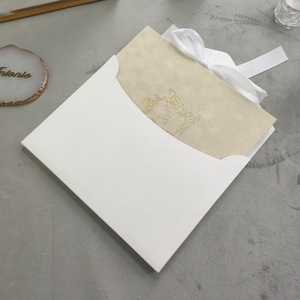 Folio d'invitation de mariage personnalisé en velours beige avec détails dorés et enveloppe pour célébration de mariage - Product Image 6