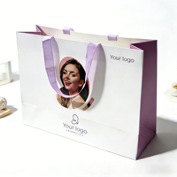 Sacs shopping en papier recyclé lilas de luxe imprimés sur mesure avec logo pour l'emballage de vêtements avec poignée