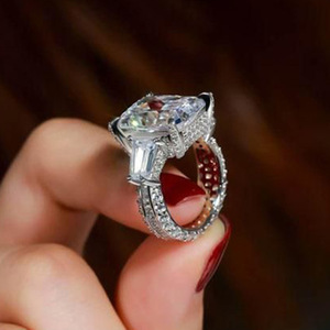 Anello da Cocktail Oversize con Zirconia Cubica Quadrata 12.5x16mm per Donne, Gioiello di Lusso dallo Stile Elegante - Product Image 3