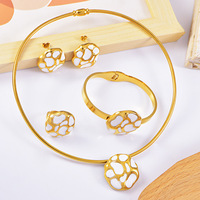 Ensemble de bijoux fantaisie pour femmes en acier inoxydable, comprenant un collier ras-du-cou rond émaillé, un bracelet, des clous d'oreilles et une bague, en stock