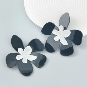 Ins-Style Mehrschichtige Zinklegierung Acryl Vergoldete Blumen Statement Tropfen-Ohrringe Elegante Große Geschenk-Ohrringe für Frauen Elodie - Product Image 5