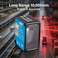 Capteur de distance laser industriel avec portée de mesure de 10 m, protection IP65 et sortie 4-20 mA pour systèmes PLC