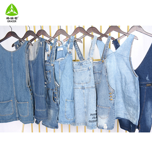 Abbigliamento di Seconda Mano <span class=keywords><strong>in</strong></span> Balle: <span class=keywords><strong>Jeans</strong></span>, Gonne, <span class=keywords><strong>Abiti</strong></span> con Bretelle <span class=keywords><strong>in</strong></span> Denim Estivi per Donne Adulte, Mix Colorato e Taglie Assortite - Product Image 4