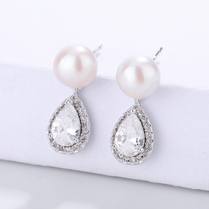 Boucles d'oreilles pendantes en cuivre plaqué argent avec perle blanche en forme de goutte et halo de zircons cubiques pour femme, bijoux en zircon pavé et perles, cadeau de mariée - Product Image 1