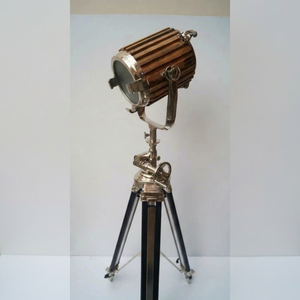 Lámpara de Proyección con Trípode Estilo Bollywood – Lámpara de Estudio y Decoración del Hogar Vintage con Pantalla de Madera y Latón - Product Image 1