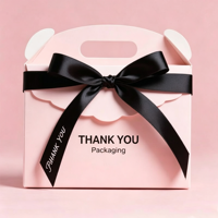 Boîte à dragées blanche personnalisée avec logo, nœud en satin noir et finition mate pour mariage