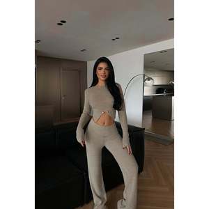 Ensemble tricoté couleur pierre avec détails boutonnés et tissage au crochet à motif imprimé - Product Image 4