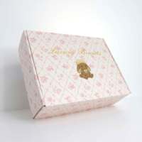 Boîte d'expédition en carton ondulé rose de haute qualité pour emballage cadeau, avec gaufrage et structure robuste pour bonnets de luxe