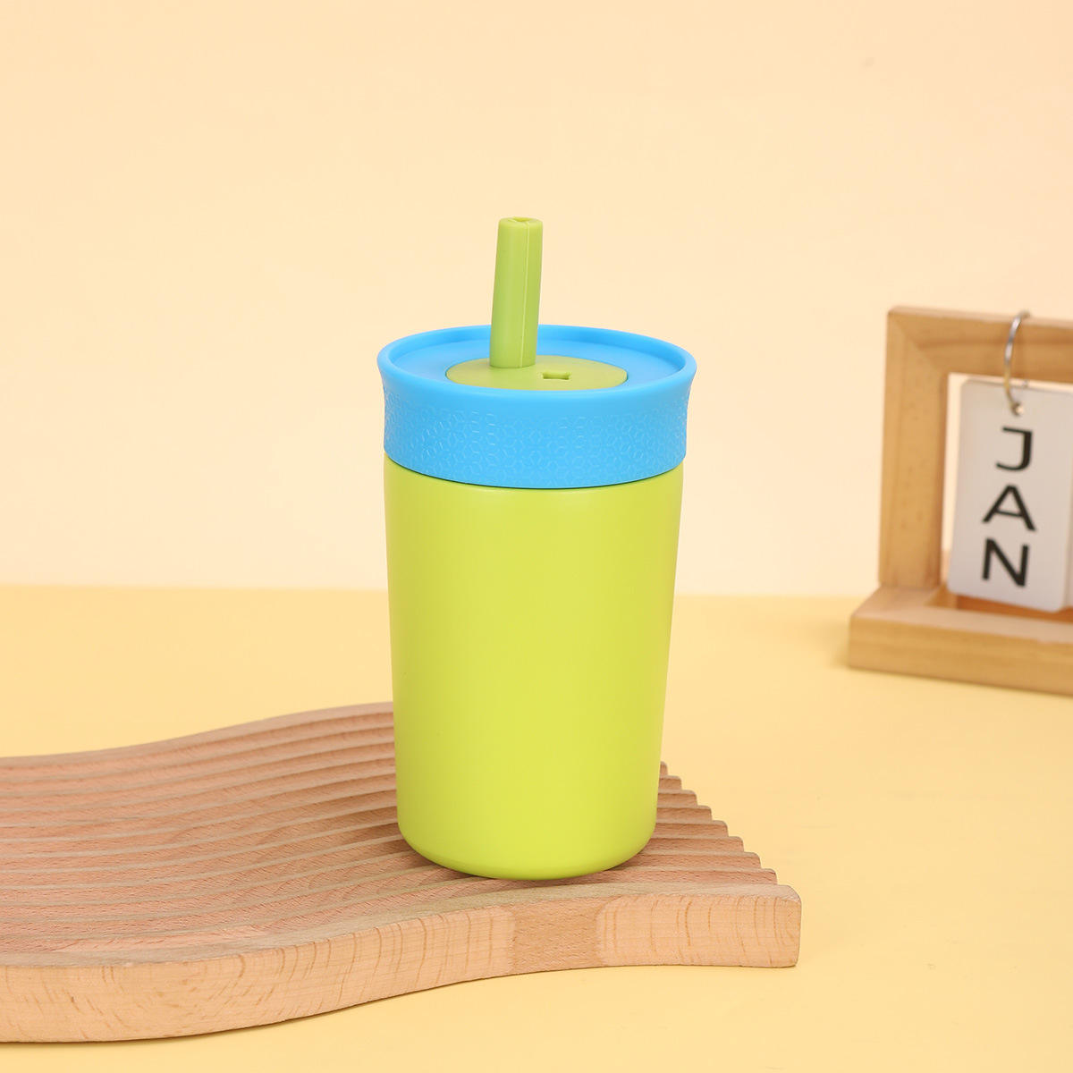 สีเขียวอมเหลือง