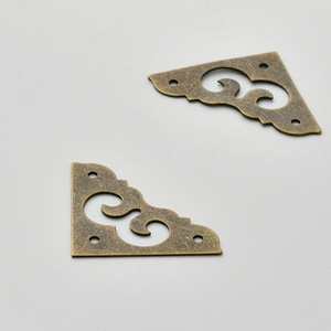 Protections d'angle rétro 3 cm, style bronze antique, design nuage ajouré pour boîtes en bois - Product Image 2
