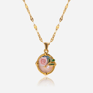 Collier pendentif rond vintage en forme de rose, plaqué or, en acier inoxydable, bijoux pour femmes, à porter tous les jours, colliers pendentifs raffinés - Product Image 1