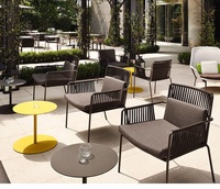 Ensemble de table de jardin élégant pour villa, design moderne, cadre en aluminium noir, résistant aux intempéries, sièges rembourrés orange