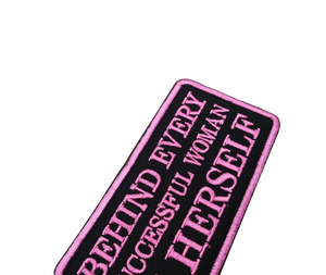 Parches de perro de servicio de color rosa "DETRÁS DE CADA MUJER EXITOSA ESTÁ BORDADA" Parche de letras para tela de mascotas - Product Image 5