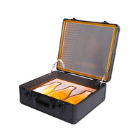 Boîte de présentation de bouteille de vin en acrylique avec vitrine de champagne à lumière LED dorée avec télécommande pouvant contenir 3 bouteilles de vin