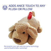Le bouton poussoir de l'enregistreur sonore d'un animal en peluche en forme de coeur crée un son d'ours de battement de coeur pour le message vocal personnel du nouveau-né inclus