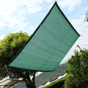 <span class=keywords><strong>Filet</strong></span> d'ombrage vert foncé en HDPE vierge avec bords renforcés, <span class=keywords><strong>occultant</strong></span> et isolant thermiquement pour usage extérieur en cour - Product Image 1