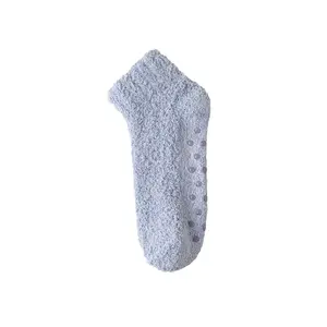 Personnalisation antidérapante couleur unie cheville chaussettes floues maison pantoufle corail velours chaussettes vente directe d'usine