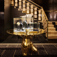 Armoire de présentation en verre luxueux avec cadre doré, éclairage LED, forme d'arc, dimensions personnalisables et résistante