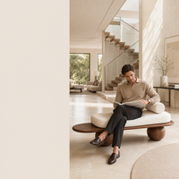Banc-lit moderne Japandi en noyer massif avec pieds sphériques, coussin en bouclette crème et oreiller de soutien pour hôtel et villa