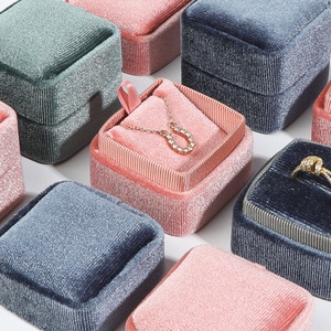 Caja de Joyería de Terciopelo Rosa Cuadrada con Logotipo Personalizado, Caja de Joyería de Terciopelo de Alta Gama Vacía para Anillo Doble o Colgante, Sin Logotipo - Product Image 2